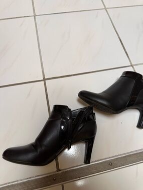 Bandolino Black Leather Ankle Booties with Side Zip